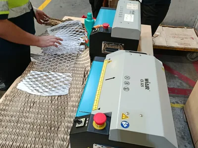 เครื่องย่อยกระดาษลัง CS-325 — ช่องกระดาษออกและปุ่มหยุดฉุกเฉินของเครื่องฉลุกระดาษลัง CS-325