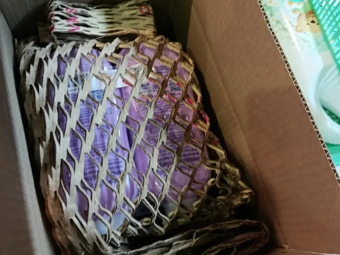 สินค้าหลายชิ้นในกล่องเดียว คั่นด้วยกระดาษลังฉลุไม่ให้กระแทกกัน