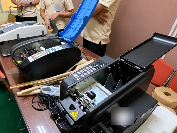 สาธิตการใส่ม้วนเทปและดูแลเครื่องให้ทีมงานลูกค้า