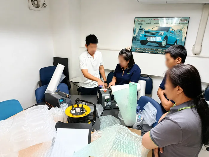 สอนการตั้งค่าเครื่องและเปลี่ยนม้วนฟิล์มให้ทีมงานลูกค้าที่หน้างาน